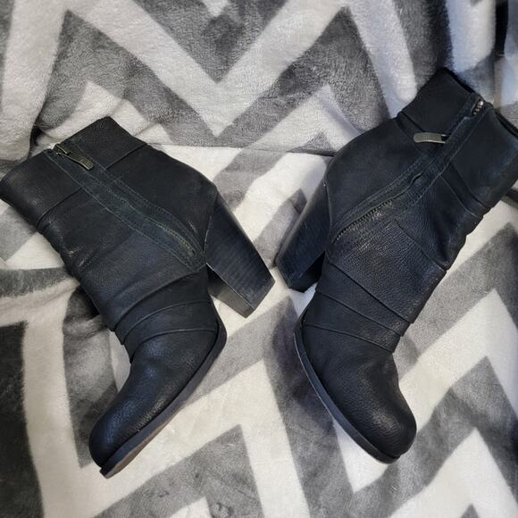 Vince Camuto Black Belta Leather Chunky Heel Bootie Size 8 - Picture 3 of 6